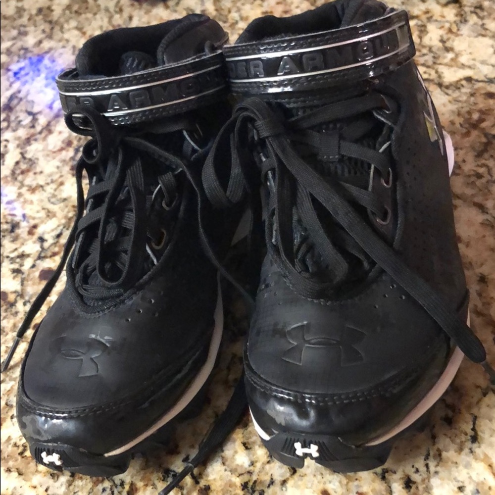 Under armour football cleats size 4Y